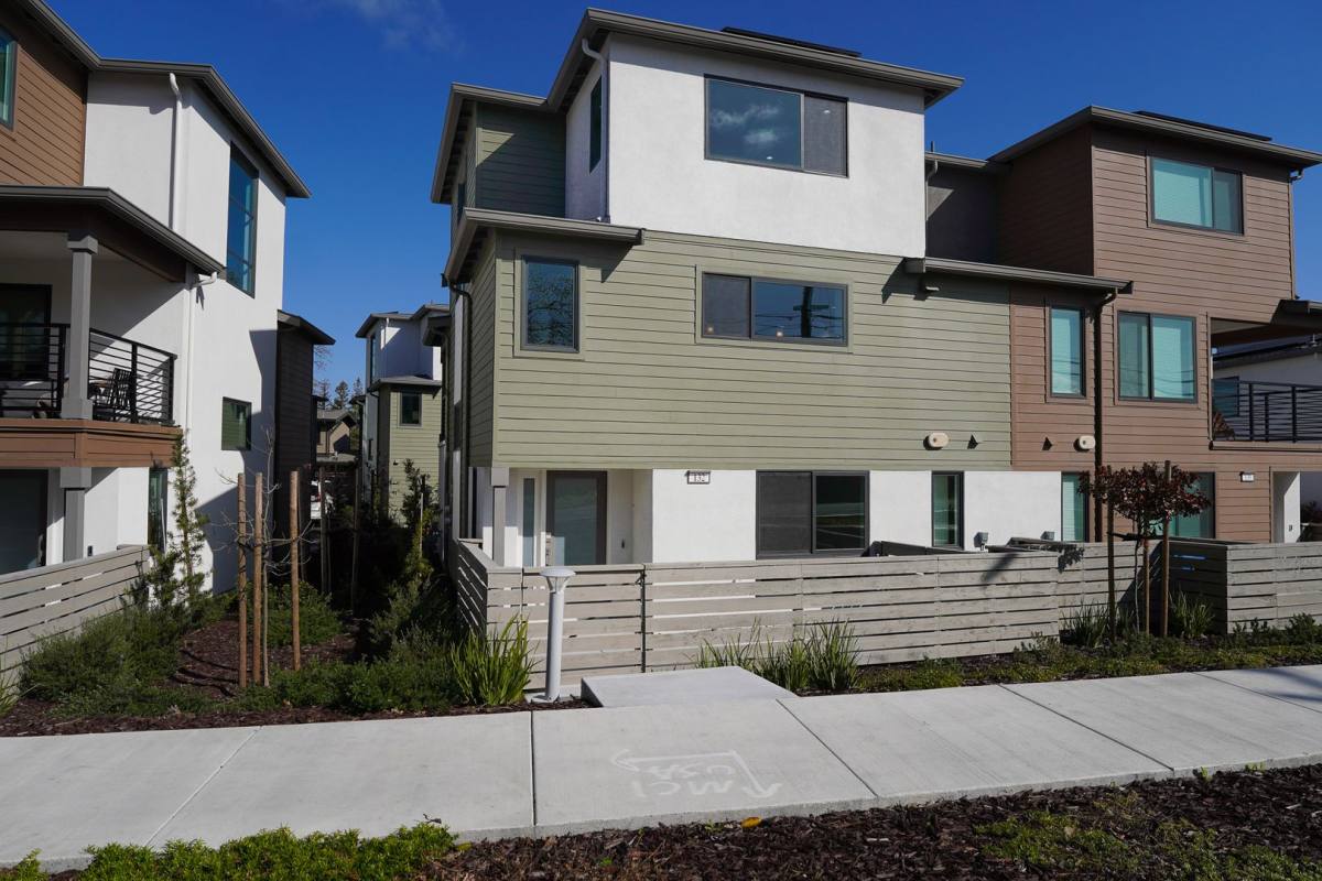 Townhouse for rent at 132 Pioneer Ave, San Leandro, CA 94579