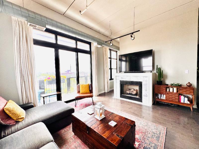 Apartment for rent at 811 W 15th Place #815, Chicago, IL 60608
