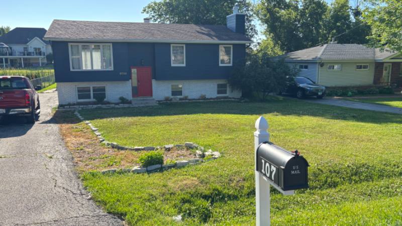 House for rent at 107 Bridgewood Dr, Gurnee, IL 60031