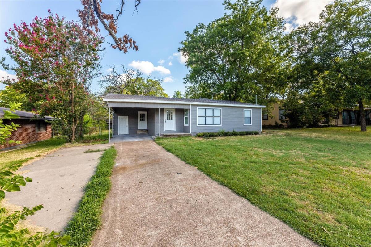 House for rent at 2142 W Sherman St, Paris, TX 75460
