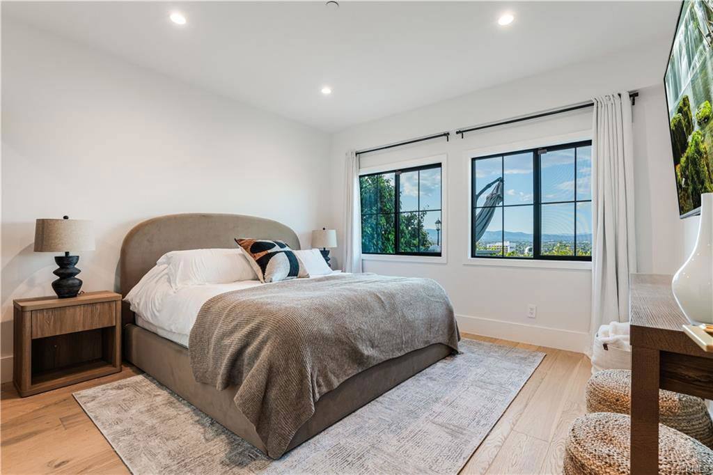House for rent at 14614 Round Valley Dr, Sherman Oaks, CA 91403
