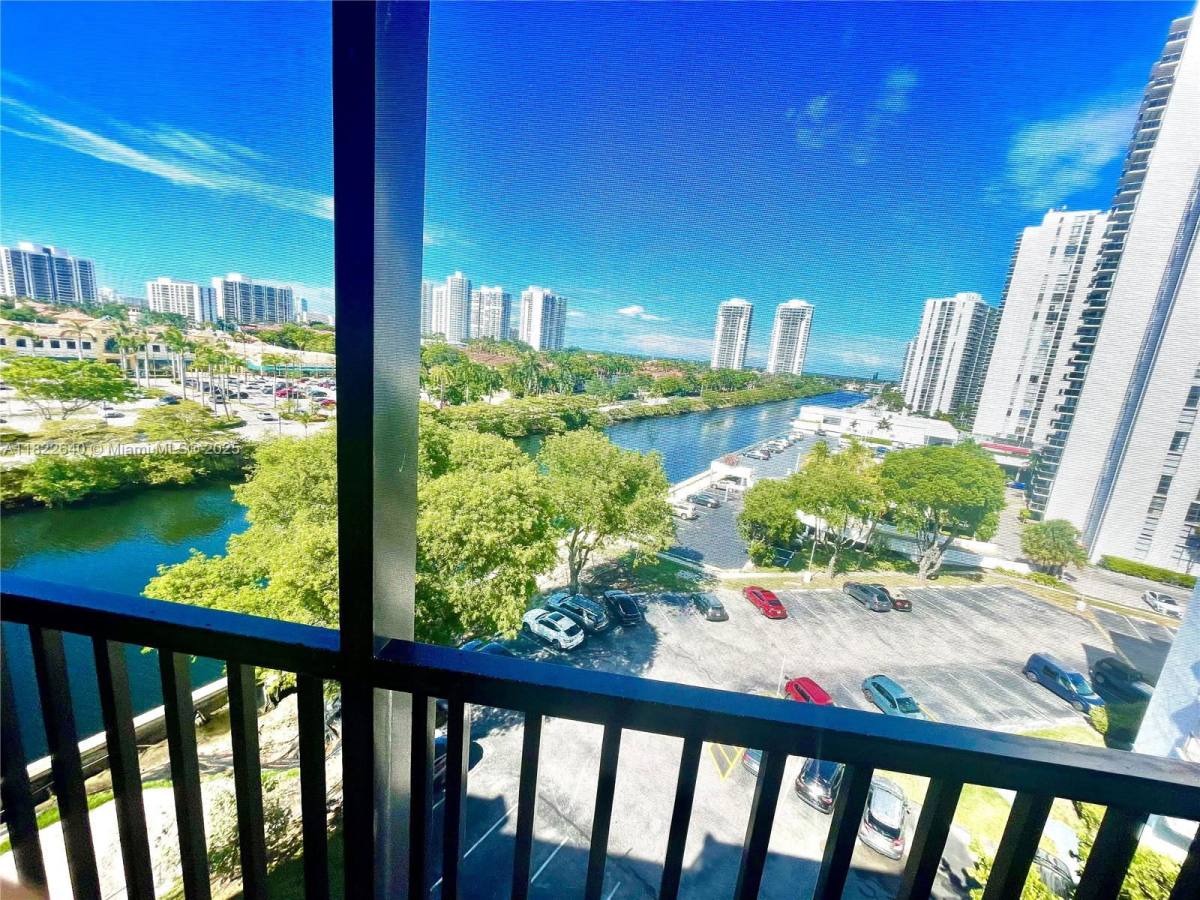House for rent at 3475 N Country Club Dr #816, Miami, FL 33180