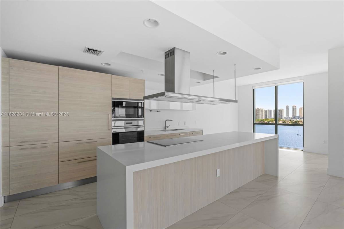 House for rent at 17111 Biscayne Blvd, North Miami Beach, FL 33160
