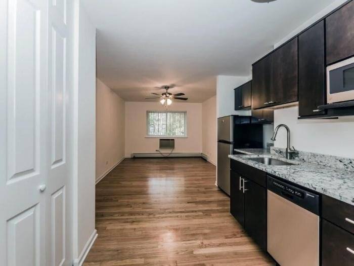Apartment for rent at 639 W Grace, Chicago, IL 60613