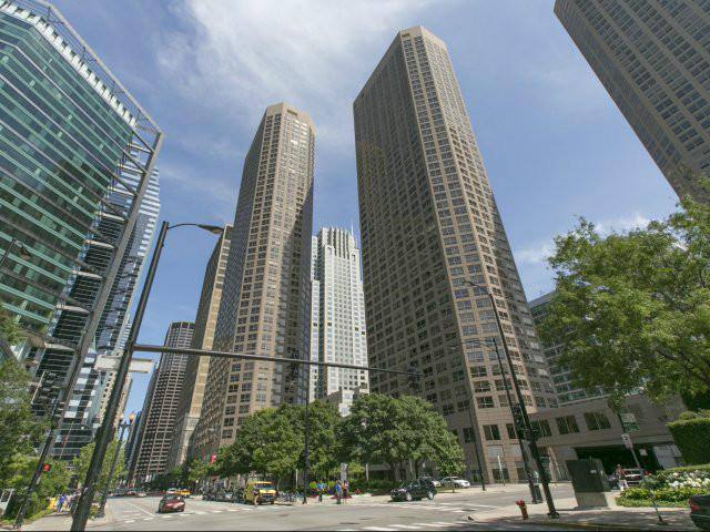 Apartment for rent at 555 W Madison, Chicago, IL 60661