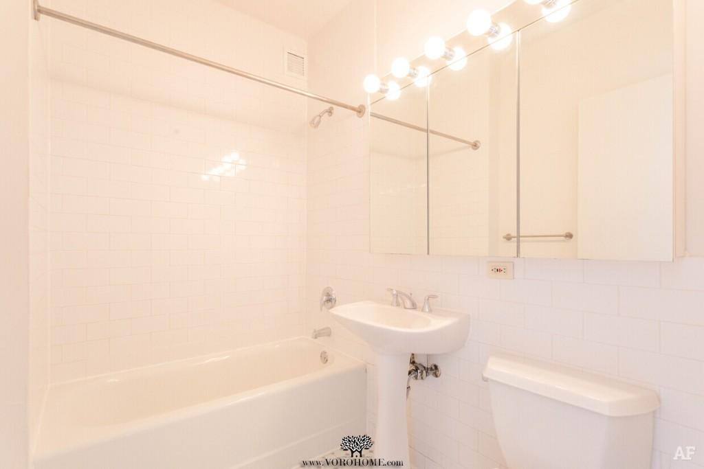 Apartment for rent at 33 Rector St #8M, New York, NY 10006