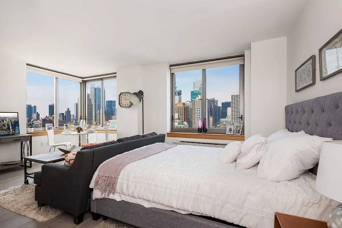 Apartment for rent at 35 W 33rd St #29D, New York, NY 10018