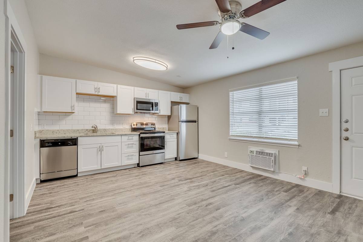 Apartment for rent at 507 N Oak St, Arlington, TX 76011