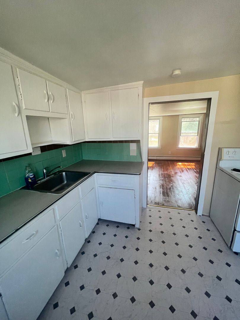 Apartment for rent at 31 -35 Warwick St, Middletown, CT 06457