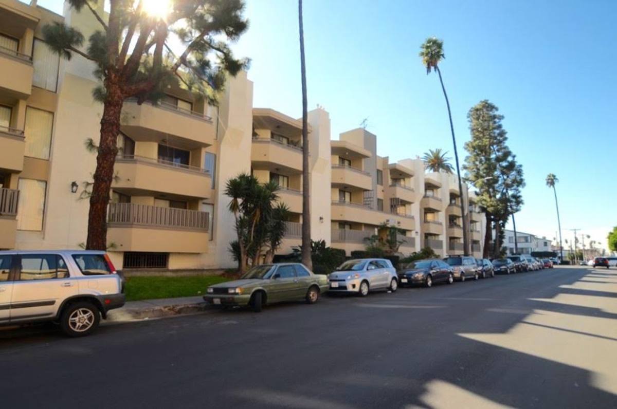 Apartment for rent at 4020 W 5th St, Los Angeles, CA 90020