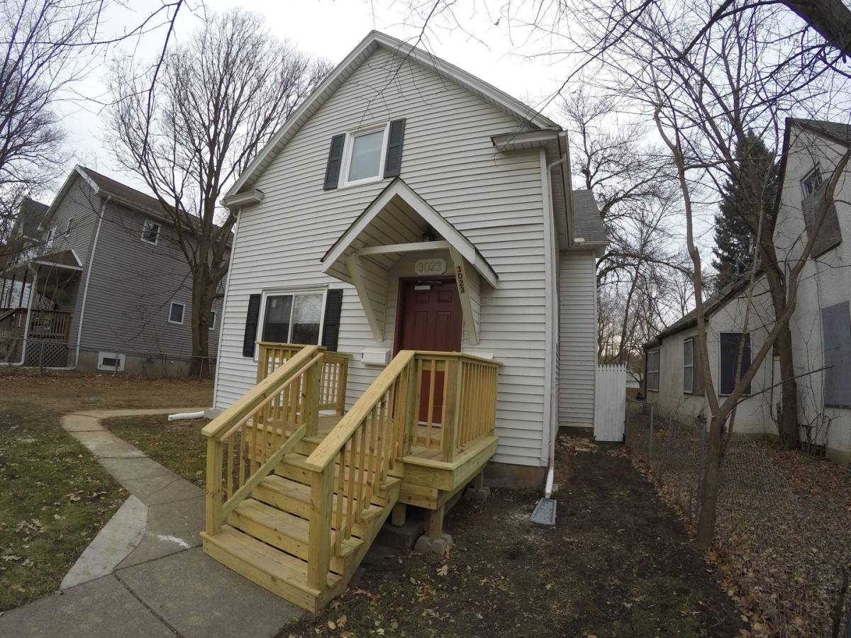 Townhouse for rent at 3023 Dupont Ave N, Minneapolis, MN 55411