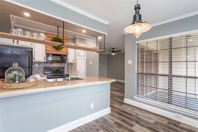 Apartment for rent at 16301 Ledgemont, Addison, TX 75001