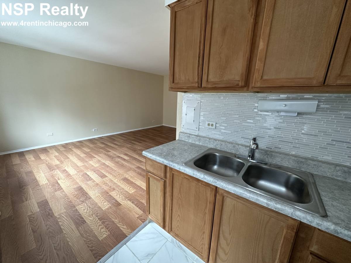 Apartment for rent at 3825 Pine Grove, Chicago, IL 60613
