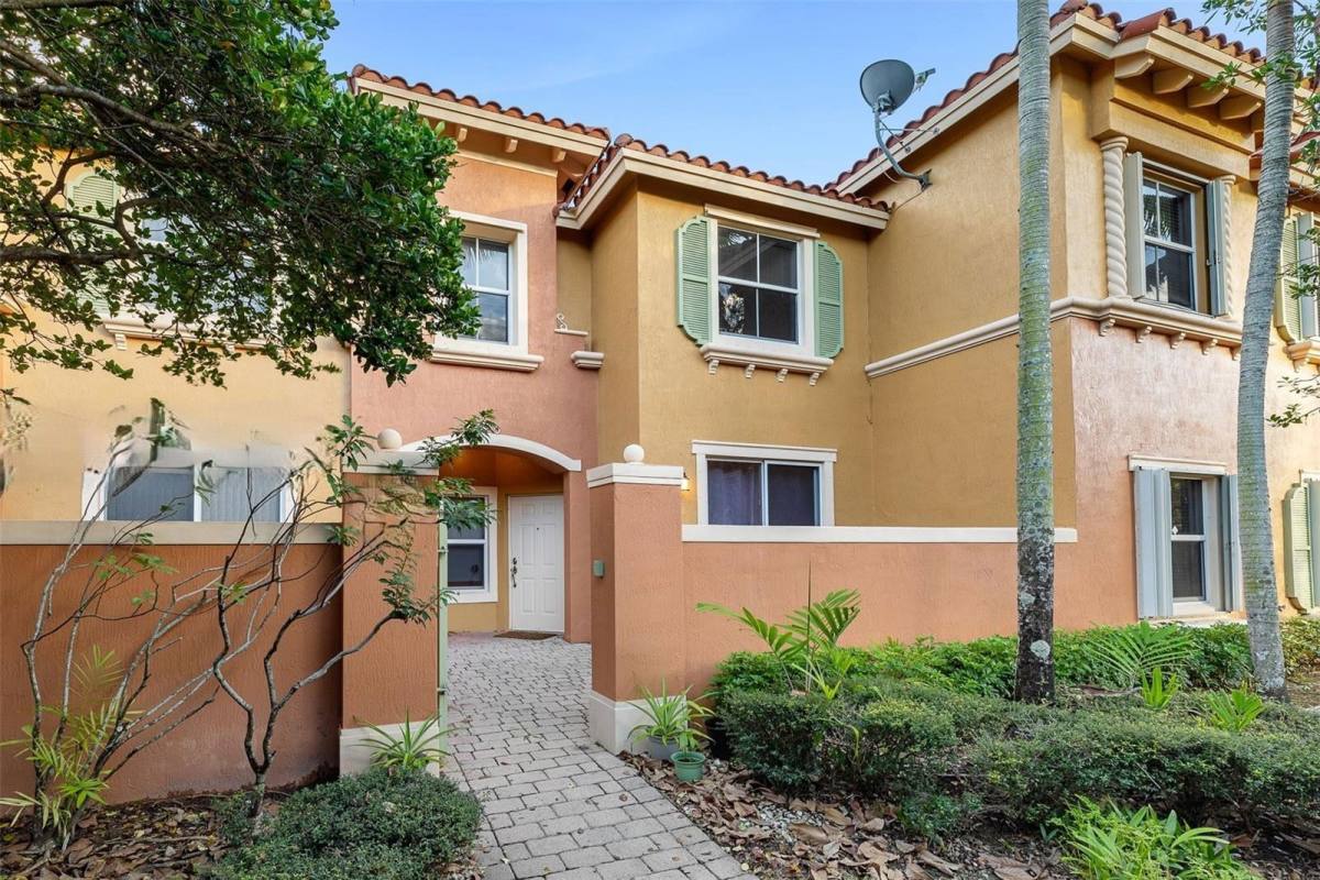 Townhouse for rent at 1062 SW 143rd Ave, Hollywood, FL 33027