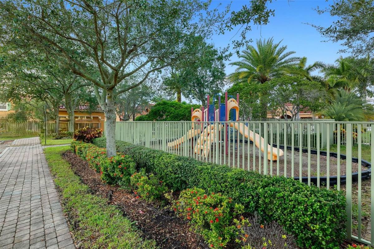 House for rent at 1062 SW 143rd Ave, Hollywood, FL 33027