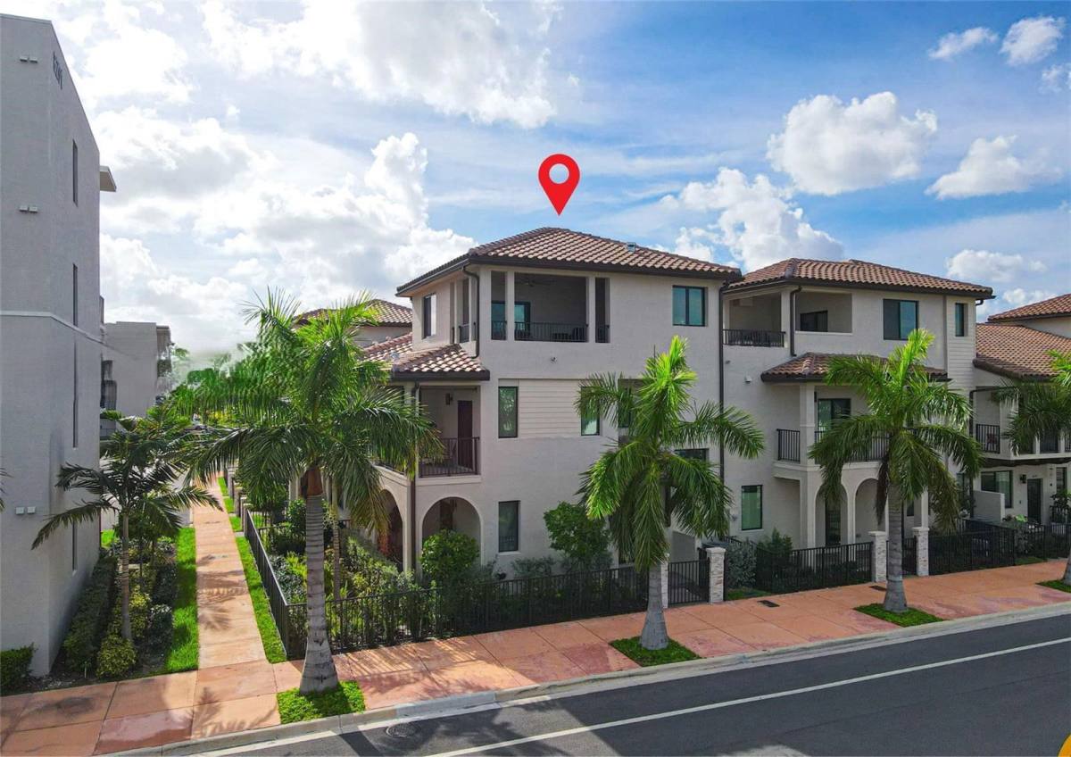 Townhouse for rent at 4260 NW 82nd Ave, Miami, FL 33166