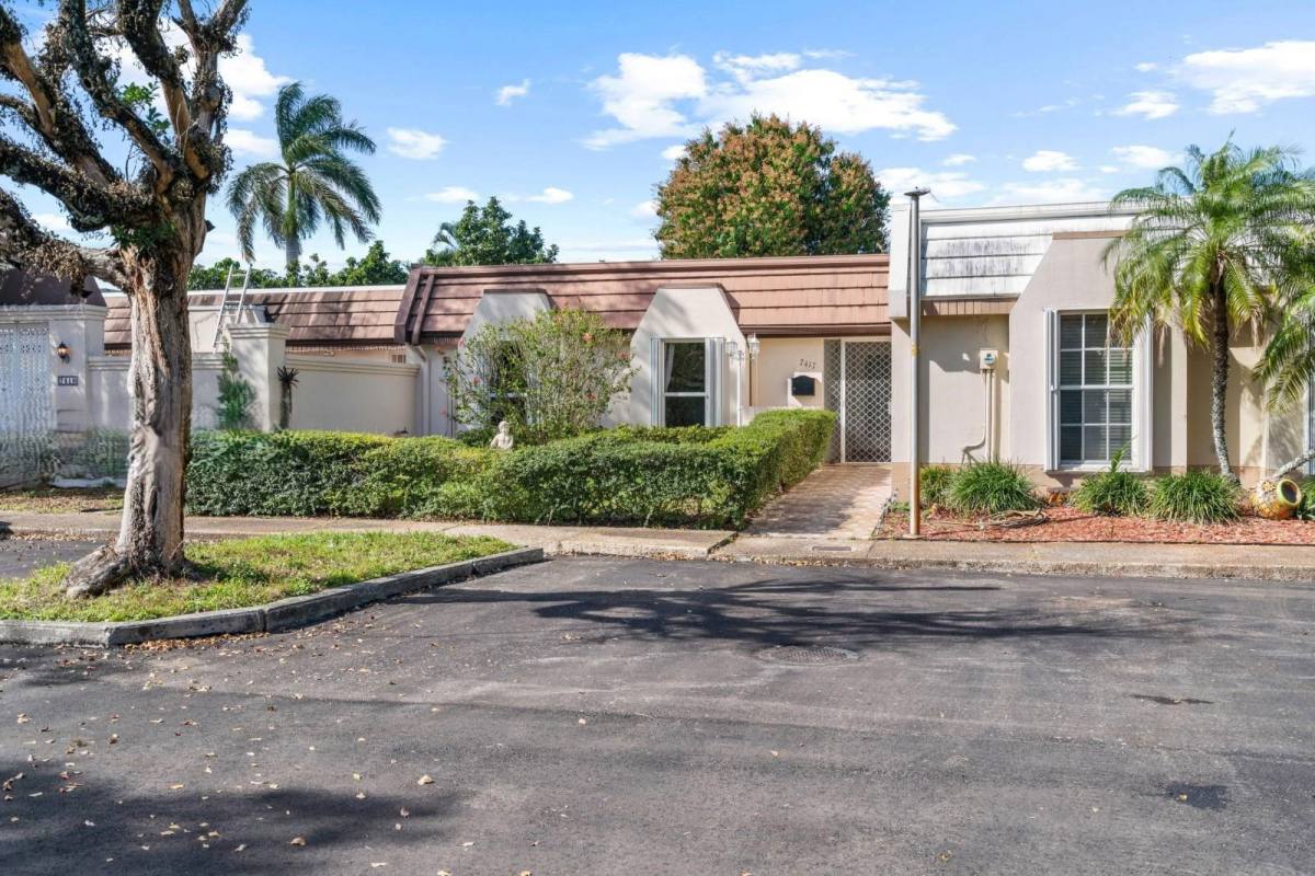 Townhouse for rent at 7417 Twin Sabal Dr, Hialeah, FL 33014