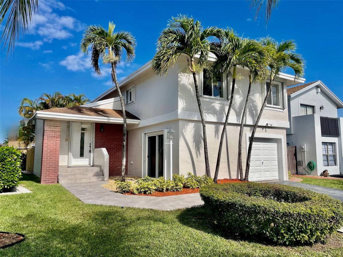 House for rent at 922 NW 106th Ave Circle, Miami, FL 33172