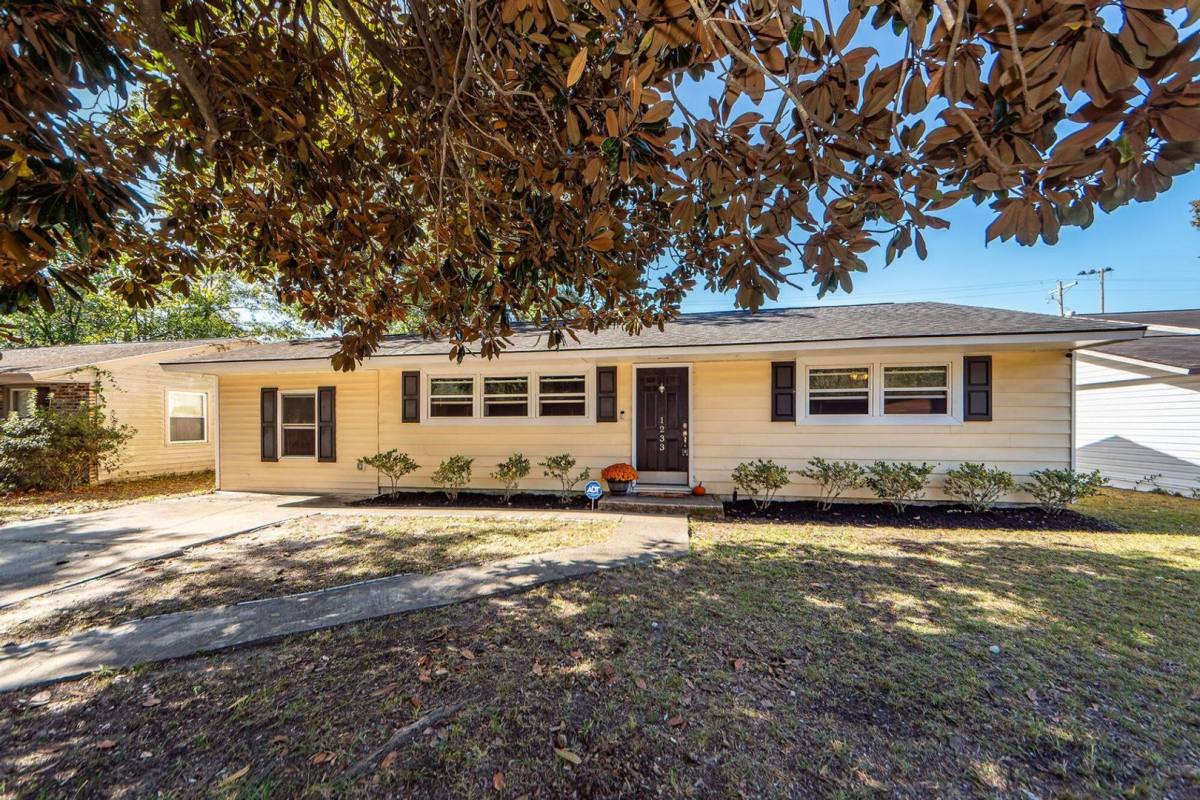 House for rent at 1233 Hawthorne Circle, Hanahan, SC 29410