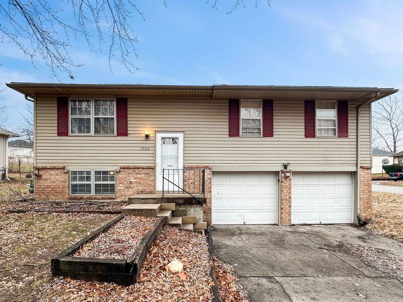 House for rent at 1300 NW Golfview Court, Grain Valley, MO 64029