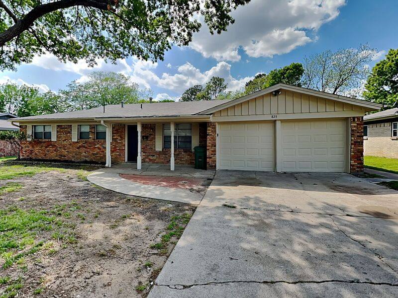House for rent at 825 Livingston Dr, Hurst, TX 76053
