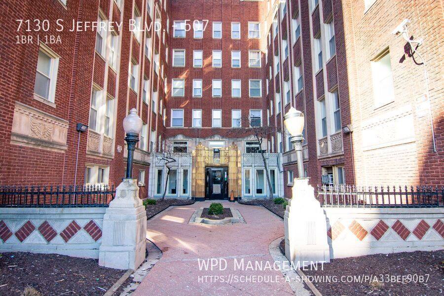 Apartment for rent at 7130 S Jeffrey Blvd, Chicago, IL 60649