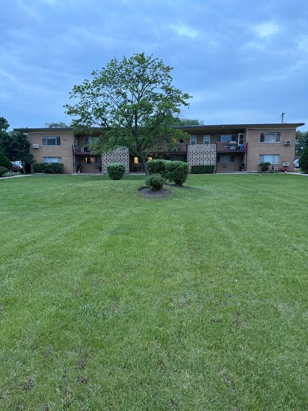 Apartment for rent at 2555 E Ballard #101, Des Plaines, IL 60016