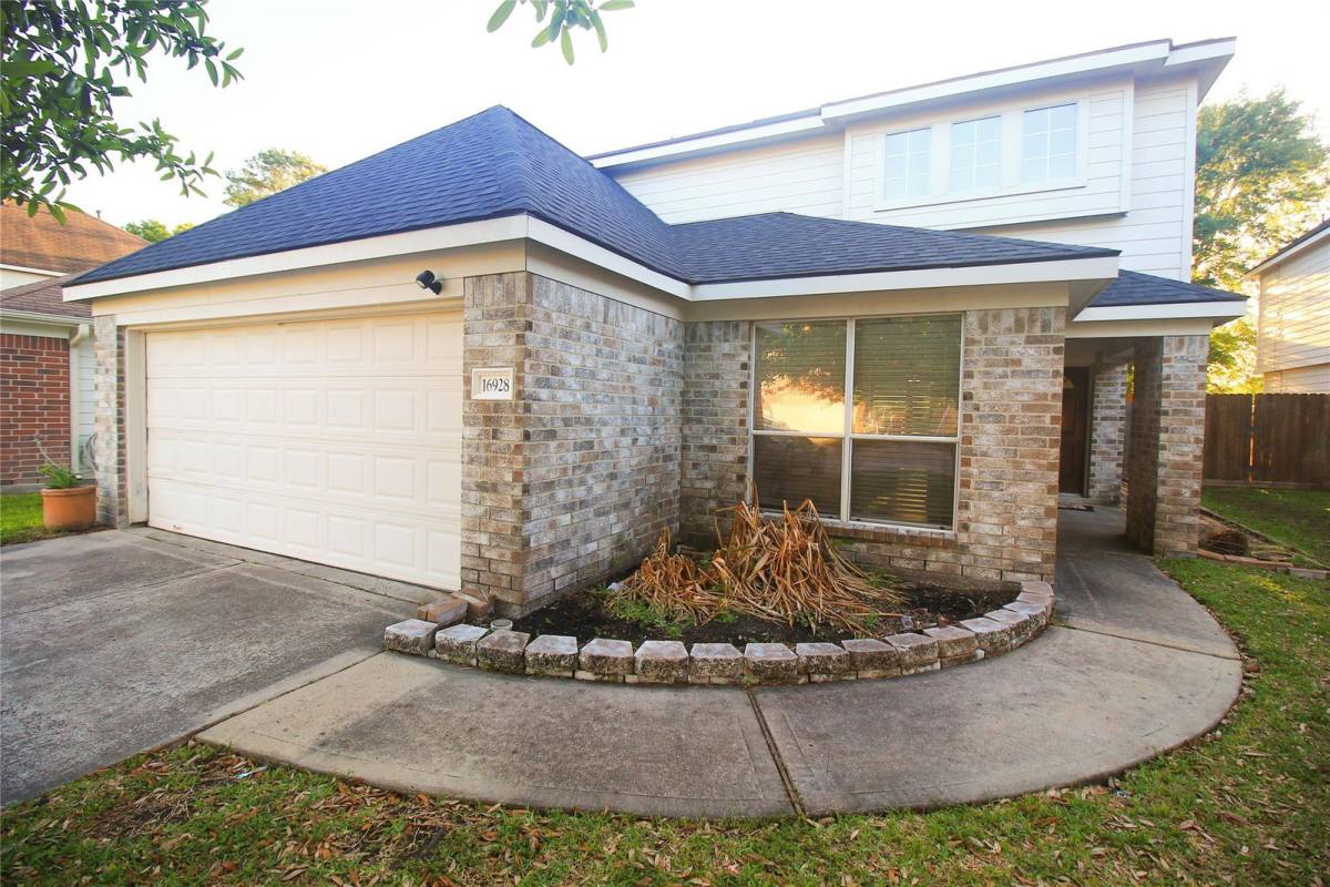 House for rent at 16928 Scenic Knoll, Conroe, TX 77385