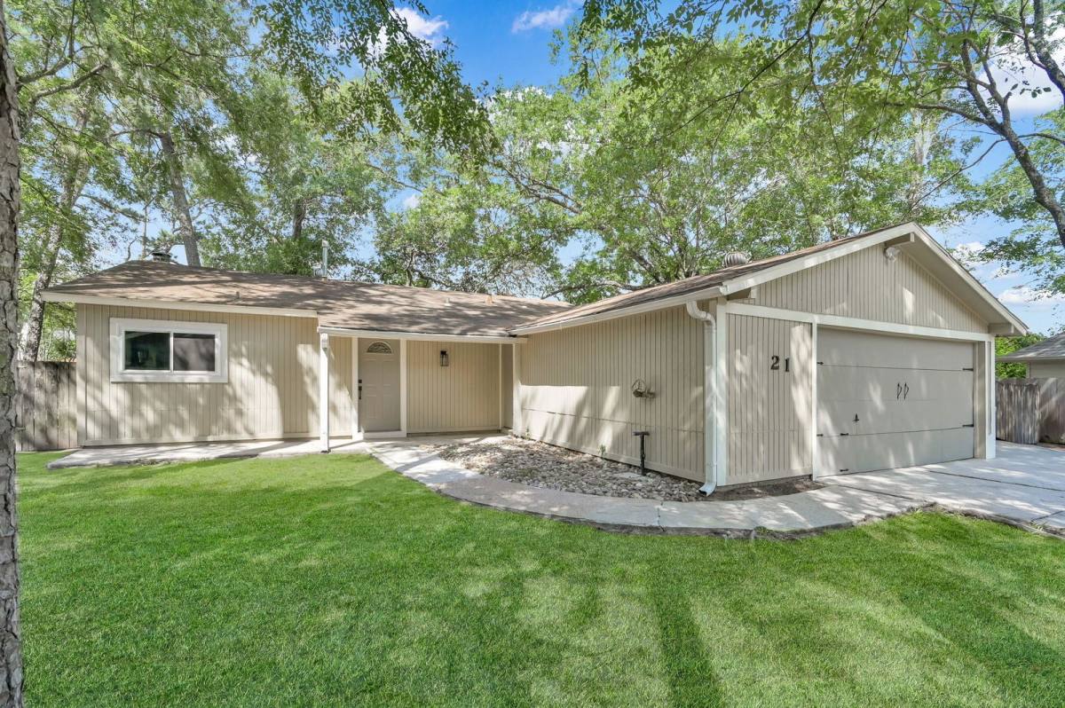 House for rent at 21 Gambrel Oak Place, Spring, TX 77380