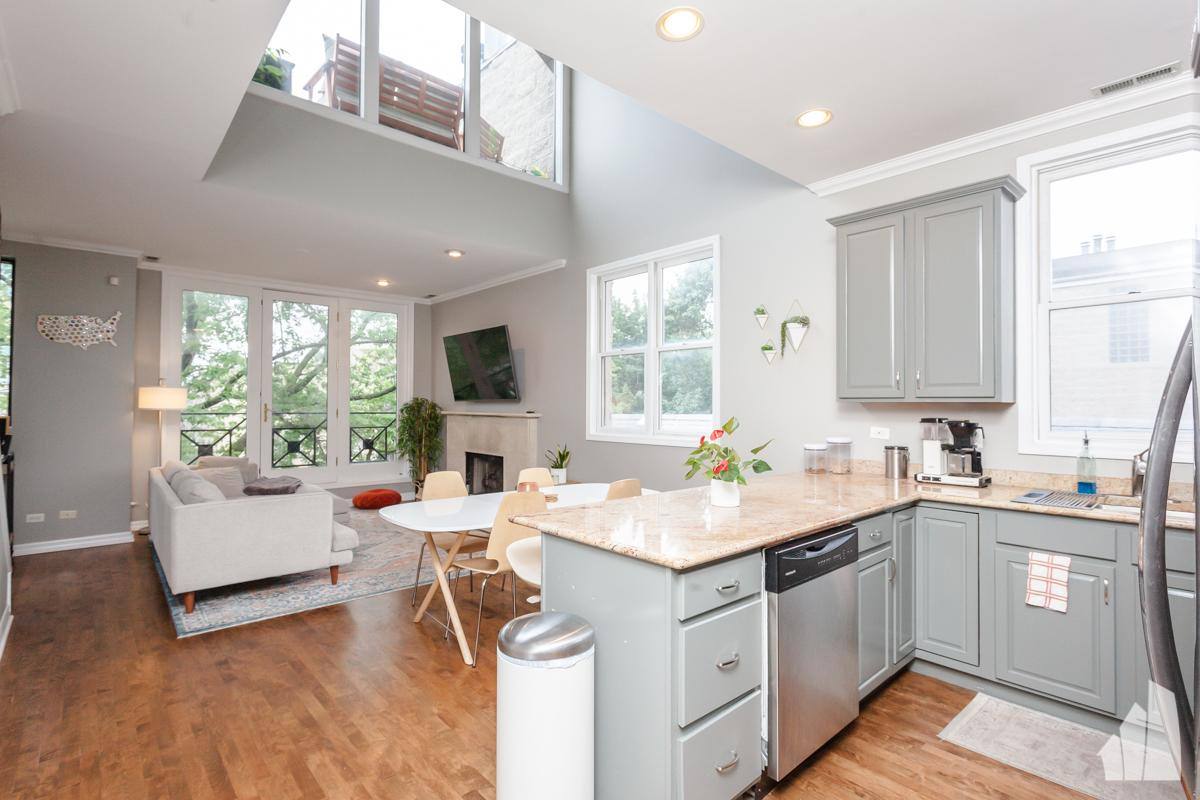 Townhouse for rent at 916 N Wood #3, Chicago, IL 60622