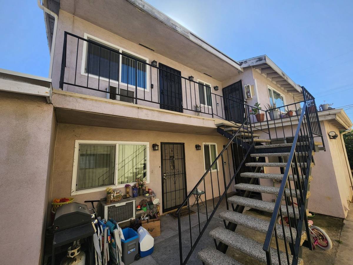 Apartment for rent at 11761 Colima Rd, Whittier, CA 90604