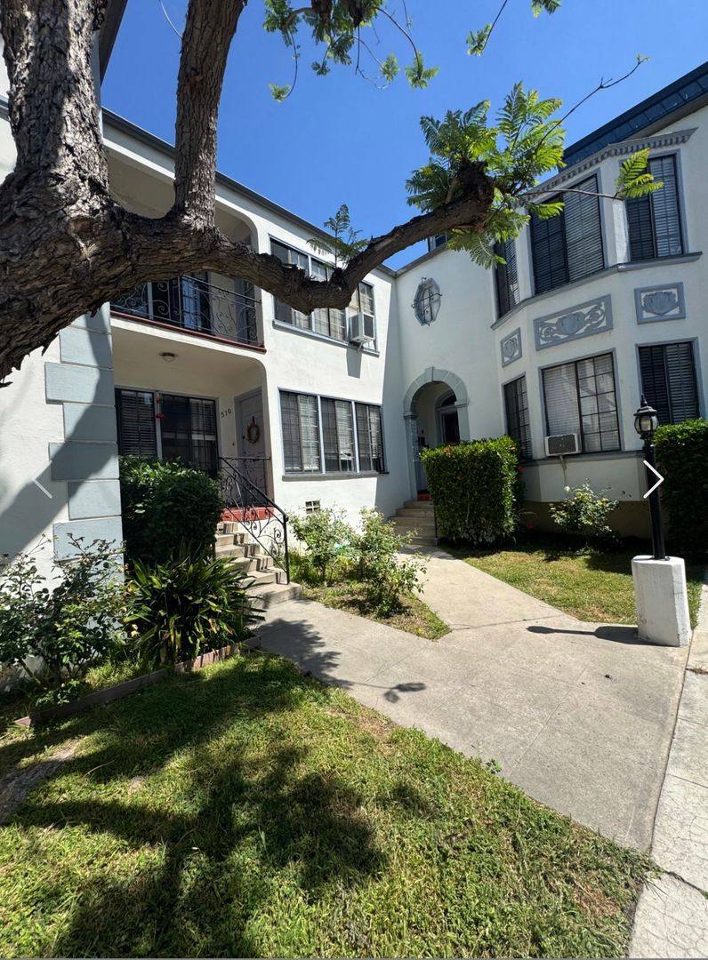 Apartment for rent at 510 S New Hampshire Ave, Los Angeles, CA 90020