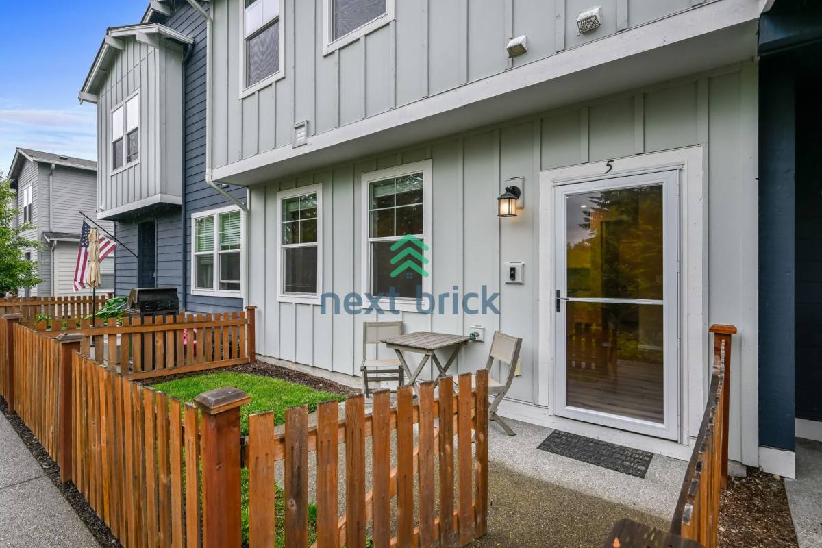 Townhouse for rent at 13157 175th Ave E, P5, Bonney Lake, WA 98391
