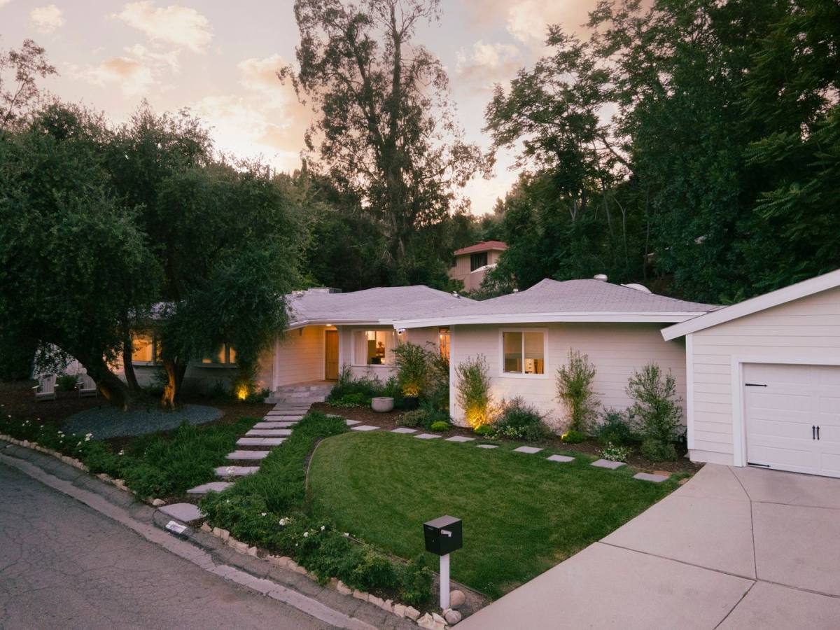 House for rent at 4901 Palo Dr, Tarzana, CA 91356