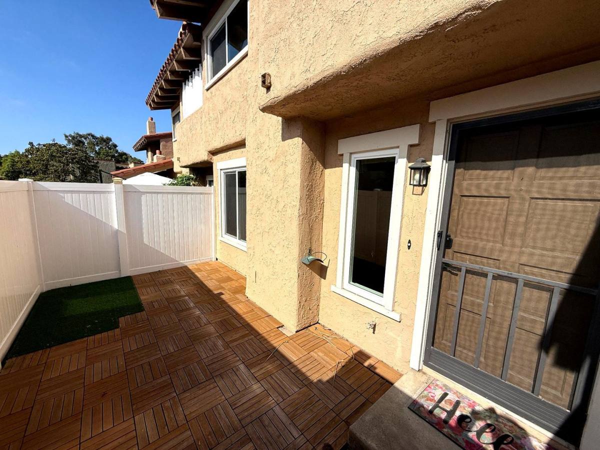 Townhouse for rent at 1066 Westward Lane, Costa Mesa, CA 92627