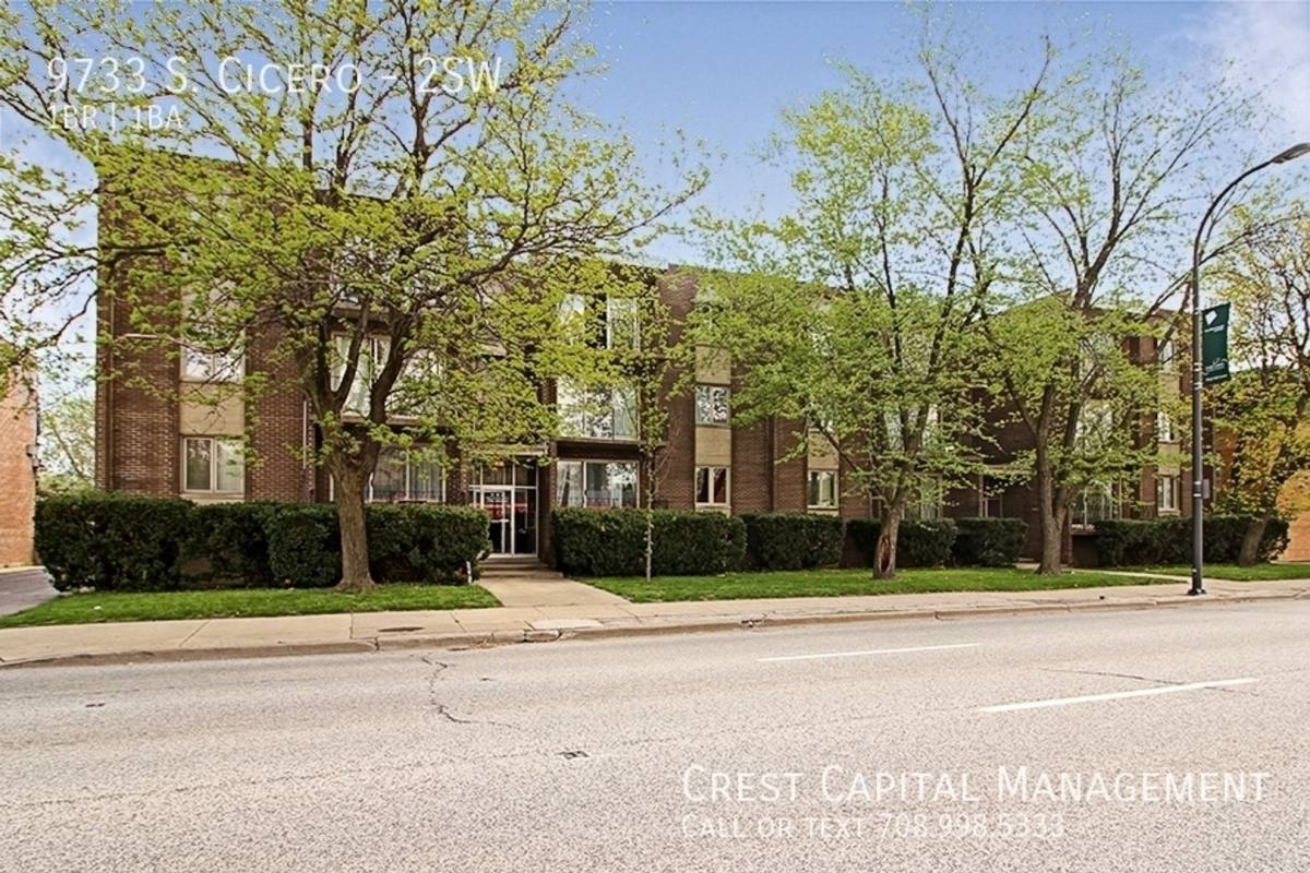 Apartment for rent at 9733-35 S Cicero Ave, Oak Lawn, IL 60453
