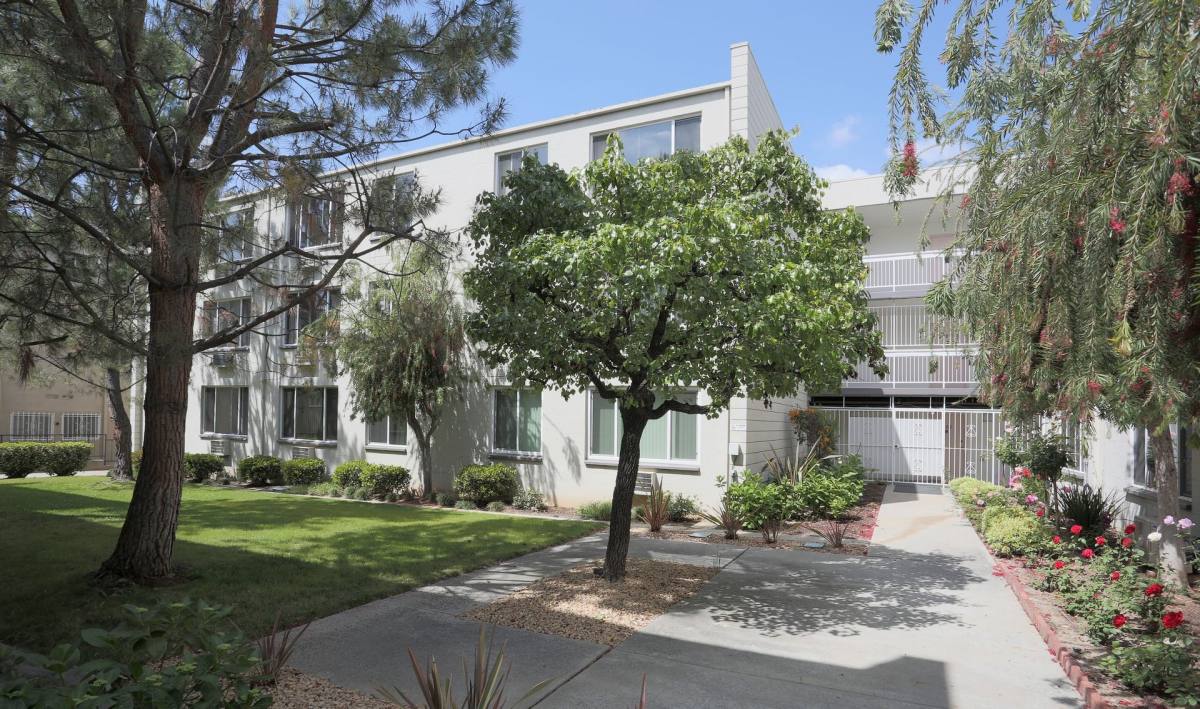Apartment for rent at 1070 N Lake Ave, Pasadena, CA 91104