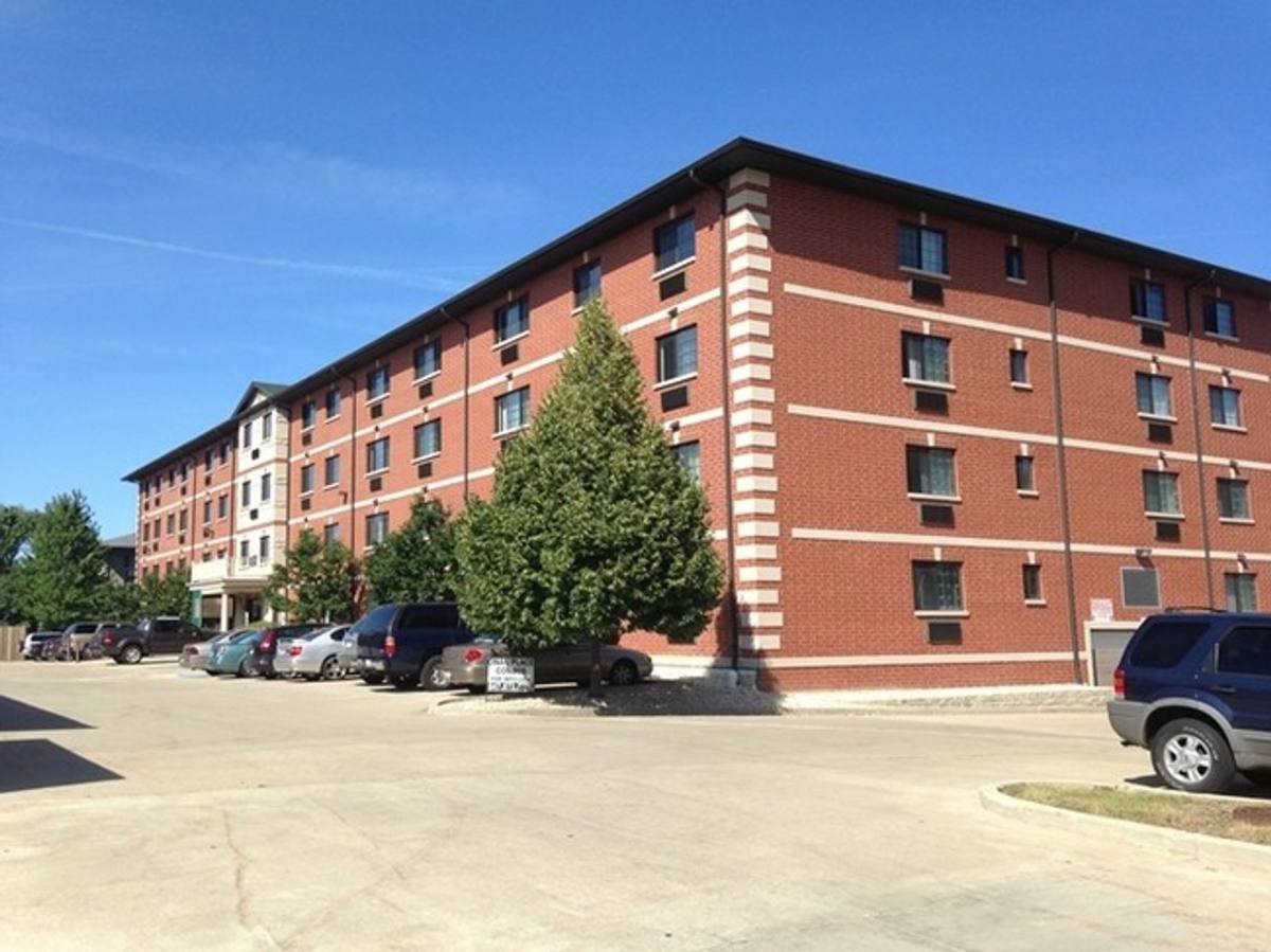 Apartment for rent at 3370 W Brooke Ave, Waukegan, IL 60087