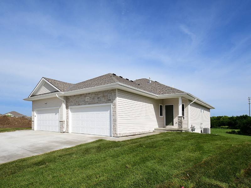 Townhouse for rent at 17640 Greenleaf St, Omaha, NE 68136