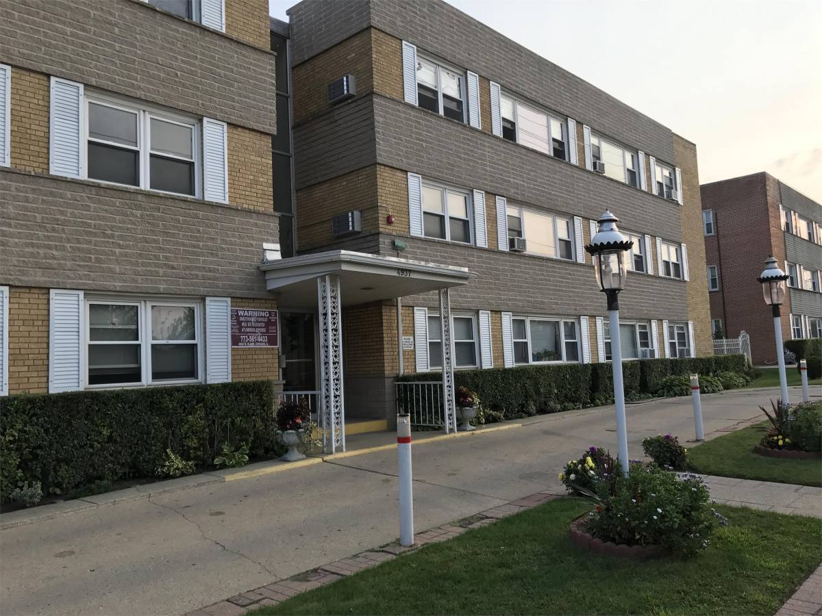 Apartment for rent at 4937 Church St #3B, Skokie, IL 60077