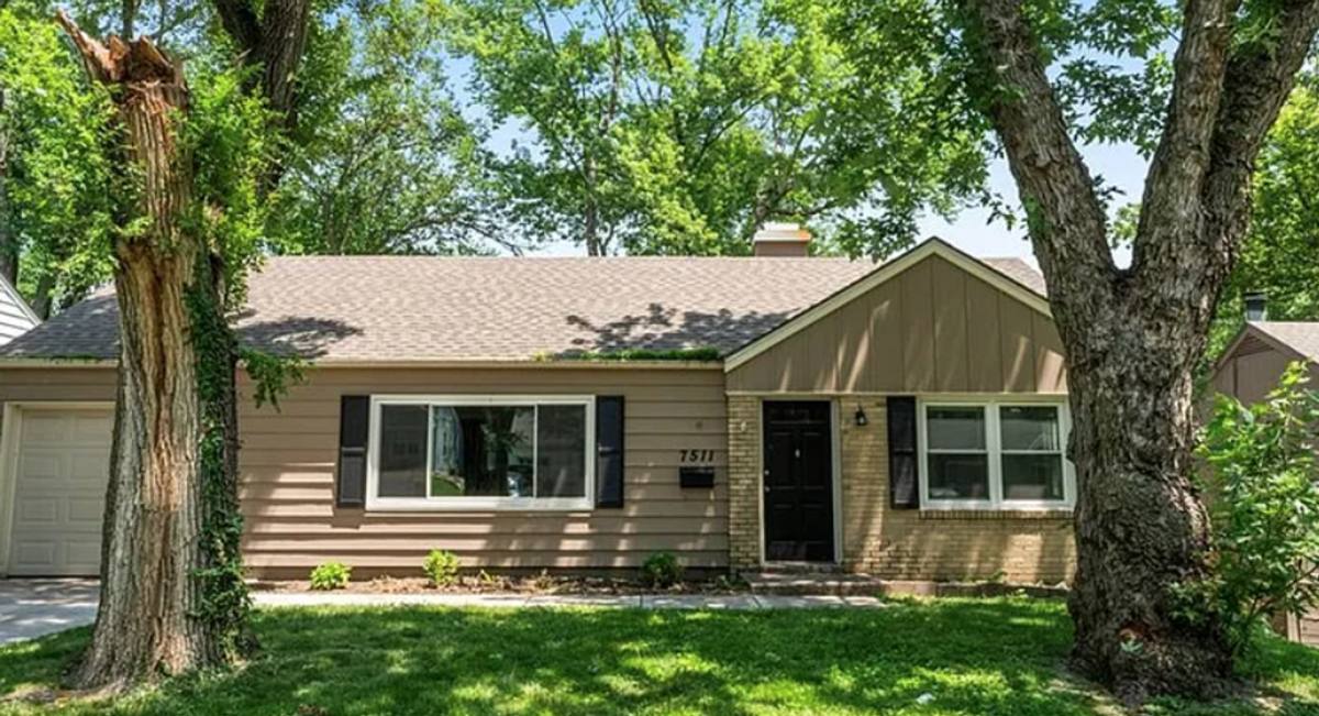 House for rent at 7511 Rainbow Dr, Prairie Village, KS 66208
