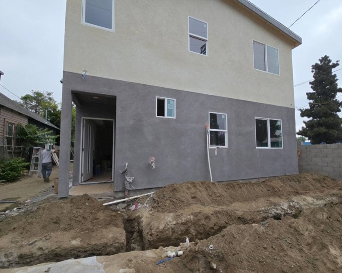 Apartment for rent at 315 W 56th St, Los Angeles, CA 90037