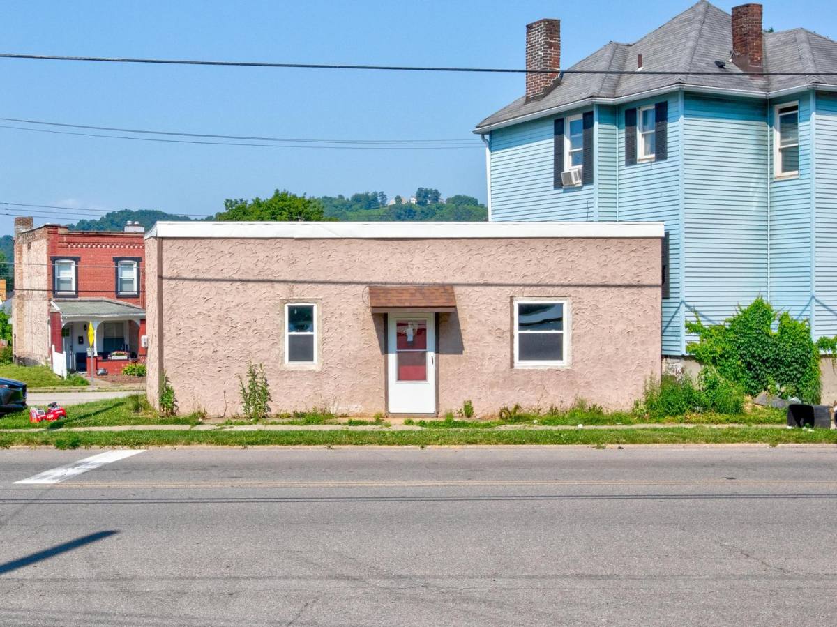 Apartment for rent at 520 Glenwood Ave, Ambridge, PA 15003