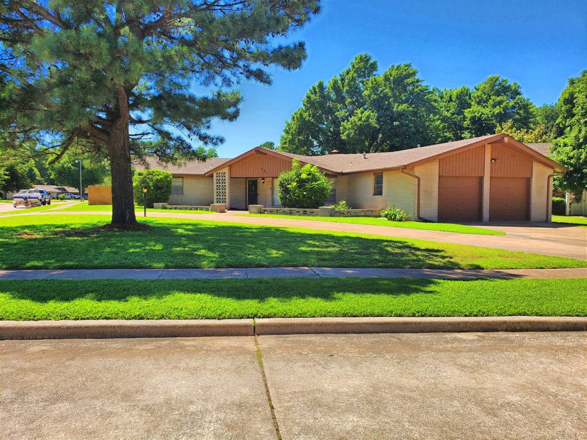 House for rent at 301 S Ranchwood Manor Dr, Oklahoma City, OK 73139