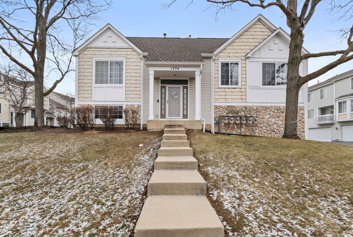 Townhouse for rent at 1774 Middlebury Dr, Aurora, IL 60503