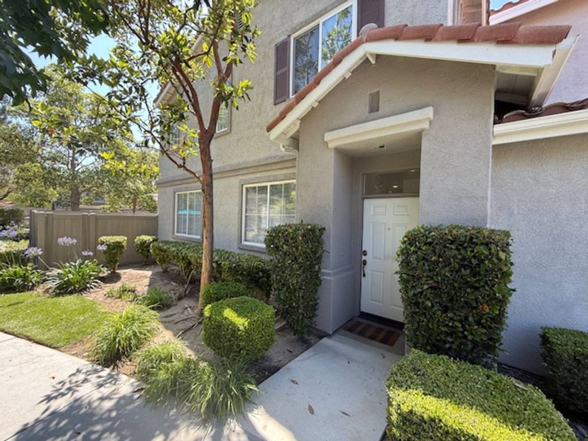 Townhouse for rent at 269 Calle Orovista, Camarillo, CA 93012