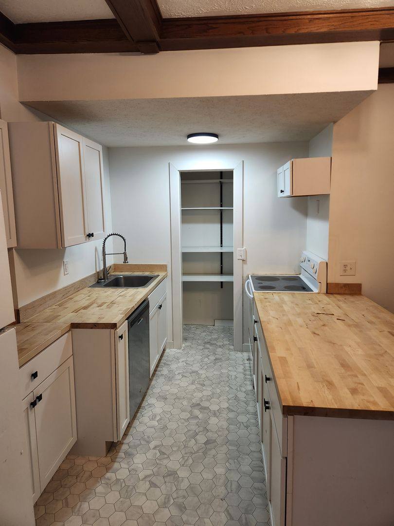 Apartment for rent at 524 N 50th St, Omaha, NE 68132