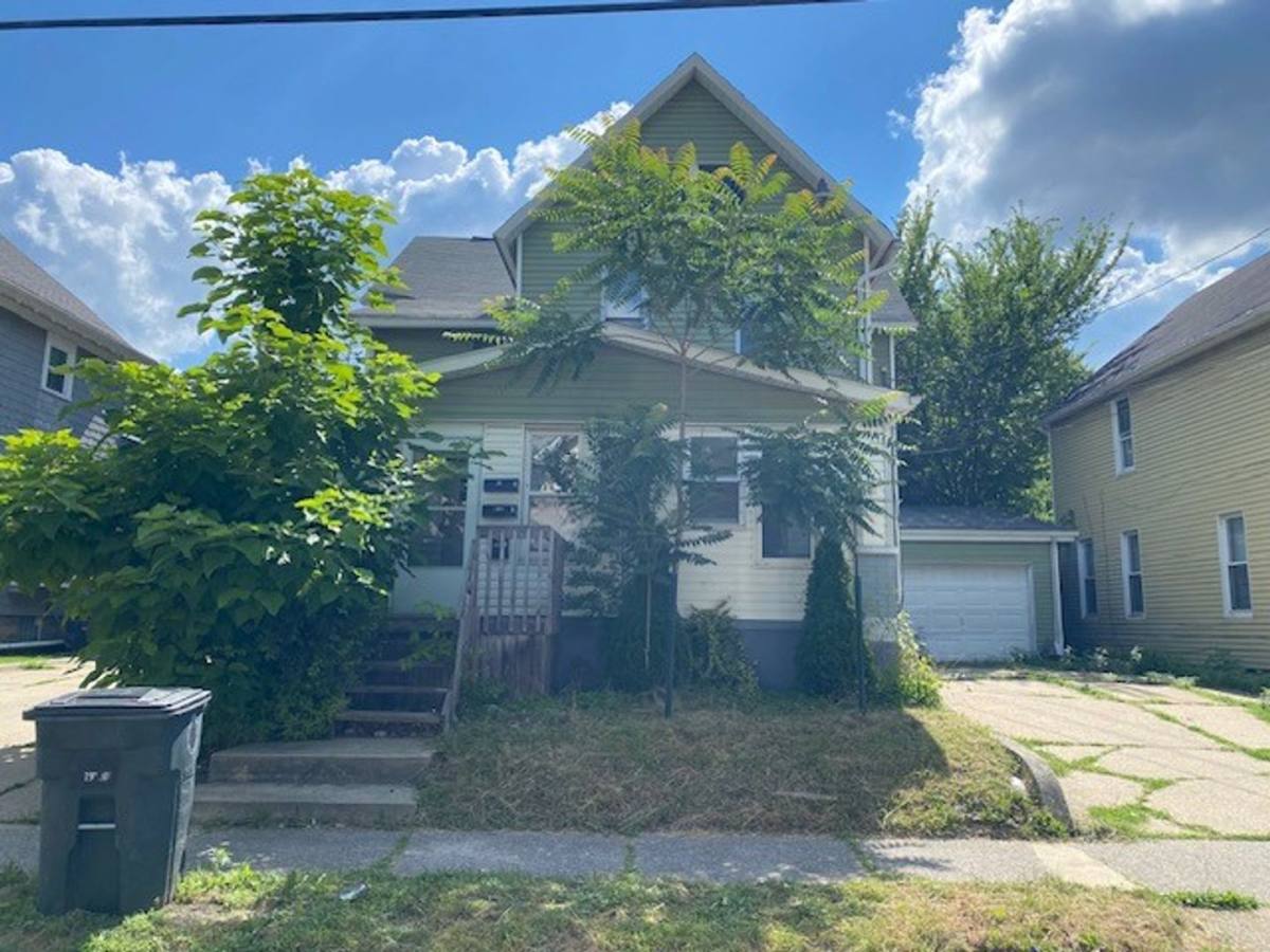 Apartment for rent at 421 Allyn St, Akron, OH 44304