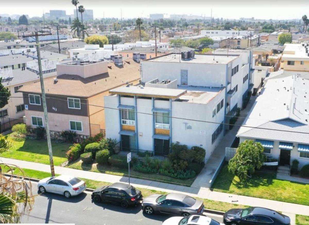Apartment for rent at 623 S Grevillea Ave, Inglewood, CA 90301
