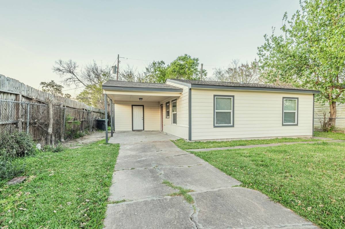 House for rent at 4817 Van Fleet St, Houston, TX 77033